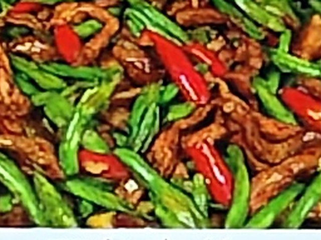 豆角炒肉丝盖浇饭